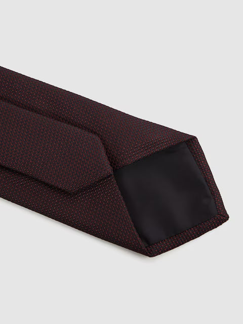 Ceremony Textured Silk Blend Tie in Burgunday