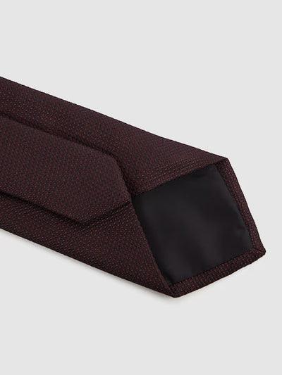 Ceremony Textured Silk Blend Tie in Burgunday