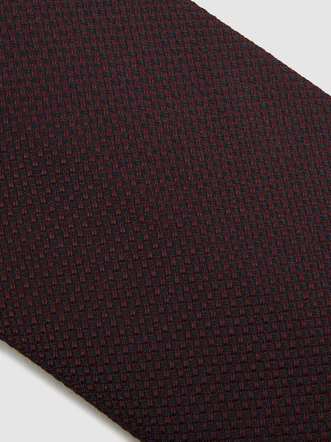Ceremony Textured Silk Blend Tie in Burgunday